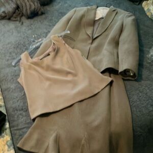 Kasper Cream Suit w / Top (3 Pieces)